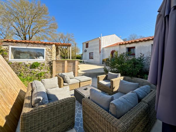 Maison en pierres rénovée de plus de 200 m² avec pièce de vie de 70 m², suite parentale exceptionnelle et dépendances ! Environnement arboré à Challans