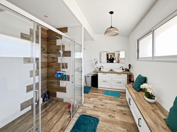 Maison en pierres rénovée de plus de 200 m² avec pièce de vie de 70 m², suite parentale exceptionnelle et dépendances ! Environnement arboré à Challans