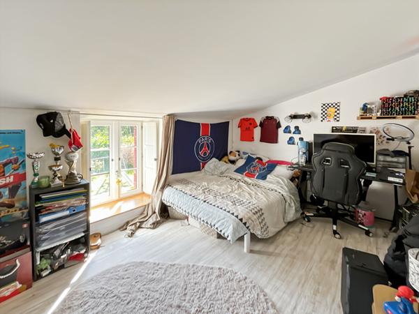 Maison en pierres rénovée de plus de 200 m² avec pièce de vie de 70 m², suite parentale exceptionnelle et dépendances ! Environnement arboré à Challans