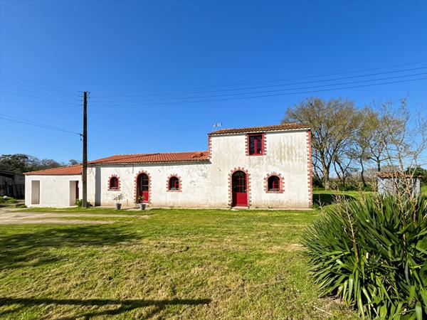 Maison en pierres rénovée de plus de 200 m² avec pièce de vie de 70 m², suite parentale exceptionnelle et dépendances ! Environnement arboré à Challans