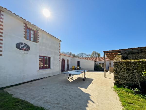 Maison en pierres rénovée de plus de 200 m² avec pièce de vie de 70 m², suite parentale exceptionnelle et dépendances ! Environnement arboré à Challans