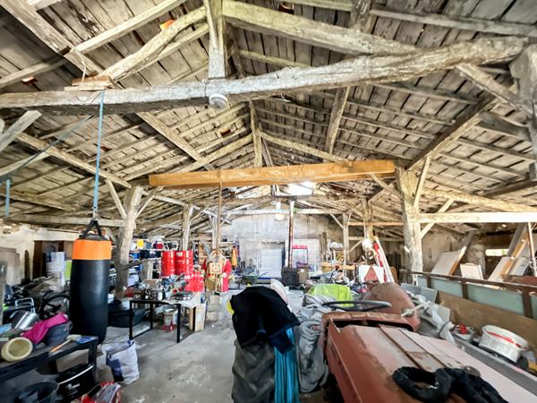 Maison en pierres rénovée de plus de 200 m² avec pièce de vie de 70 m², suite parentale exceptionnelle et dépendances ! Environnement arboré à Challans