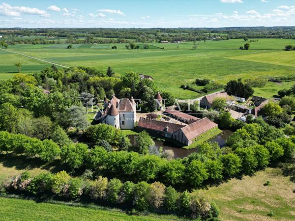 En Berry, remarquable ensemble castral sur douves édifié du XVe au XVIIe siècle