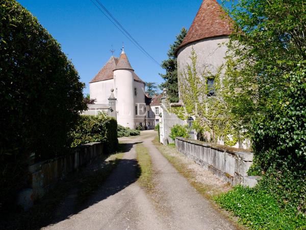 En Berry, remarquable ensemble castral sur douves édifié du XVe au XVIIe siècle