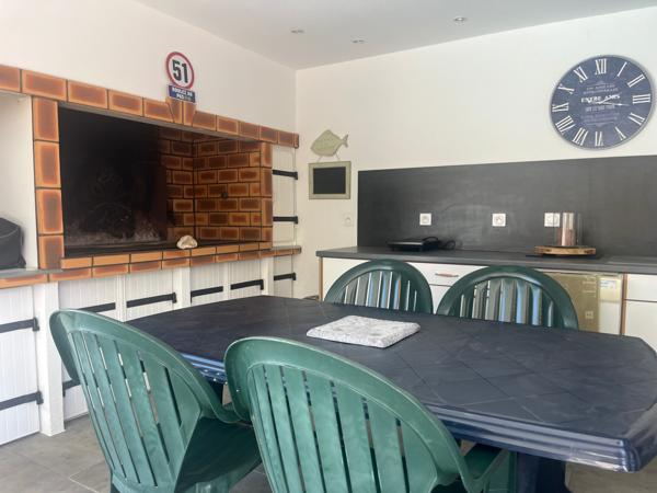 Villa avec piscine et cuisine d'été