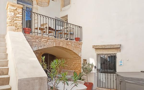 Maison à vendre    9 pièces •  Uzès