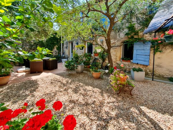 Uzès (30700) A vendre entre Uzes, Nimes et Avignon, grande maison de village en pierre