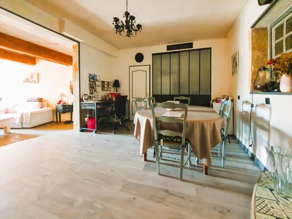 Uzès (30700) A vendre entre Uzes, Nimes et Avignon, grande maison de village en pierre