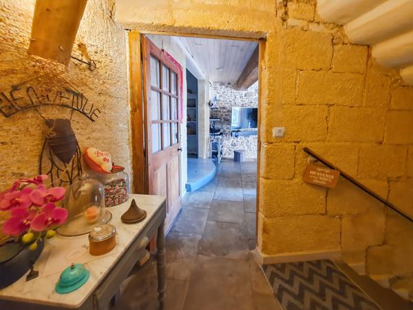 Uzès (30700) A vendre entre Uzes, Nimes et Avignon, grande maison de village en pierre