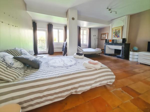 Uzès (30700) A vendre entre Uzes, Nimes et Avignon, grande maison de village en pierre