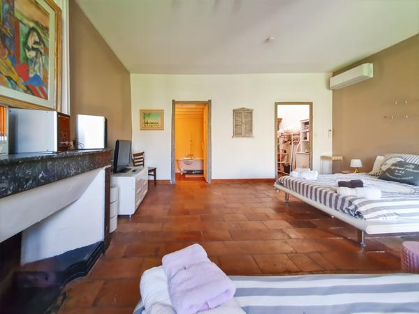 Uzès (30700) A vendre entre Uzes, Nimes et Avignon, grande maison de village en pierre