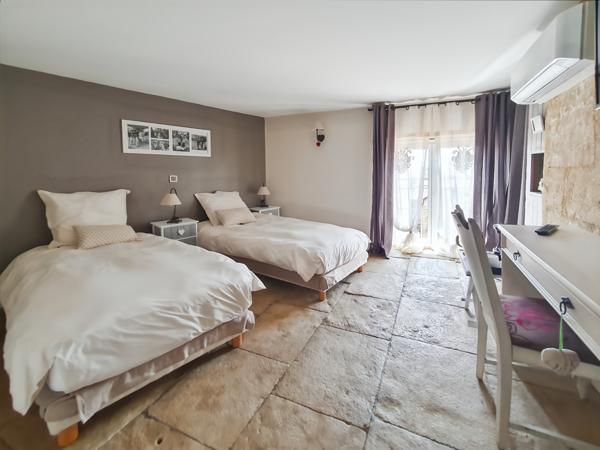 Uzès (30700) A vendre entre Uzes, Nimes et Avignon, grande maison de village en pierre