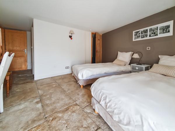 Uzès (30700) A vendre entre Uzes, Nimes et Avignon, grande maison de village en pierre