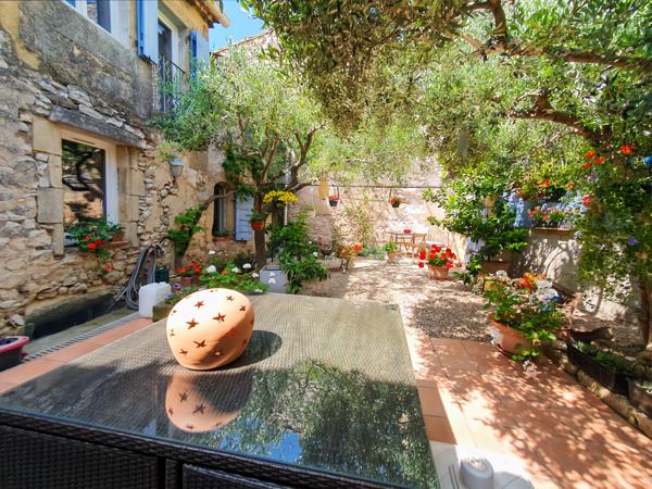 Uzès (30700) A vendre entre Uzes, Nimes et Avignon, grande maison de village en pierre
