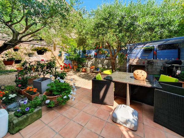 Uzès (30700) A vendre entre Uzes, Nimes et Avignon, grande maison de village en pierre