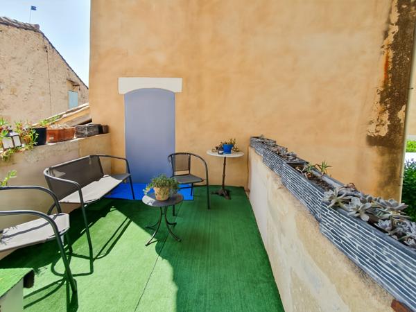 Uzès (30700) A vendre entre Uzes, Nimes et Avignon, grande maison de village en pierre