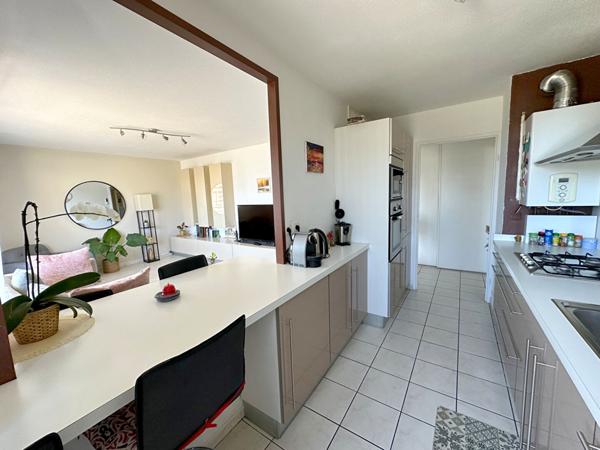 Appartement T3 Villeurbanne , GRATTE-CIEL, Cuisine US, 2 chambres, parquet, balcon, garage, copropriété récente.