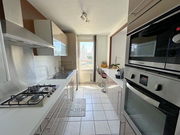 Appartement T3 Villeurbanne , GRATTE-CIEL, Cuisine US, 2 chambres, parquet, balcon, garage, copropriété récente.