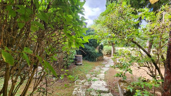 Maison de bourg avec jardin, beaux volumes et fort potentiel Curzay-sur-Vonne (86600)