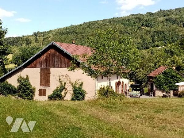 sur les hauteurs, ferme avec aisances, dépendances et terrain attenant et non attenant  de 13818 m²