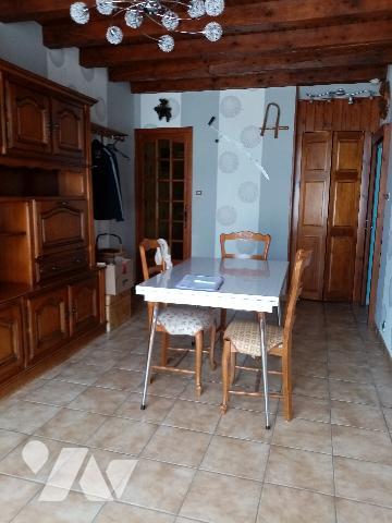 sur les hauteurs, ferme avec aisances, dépendances et terrain attenant et non attenant  de 13818 m²