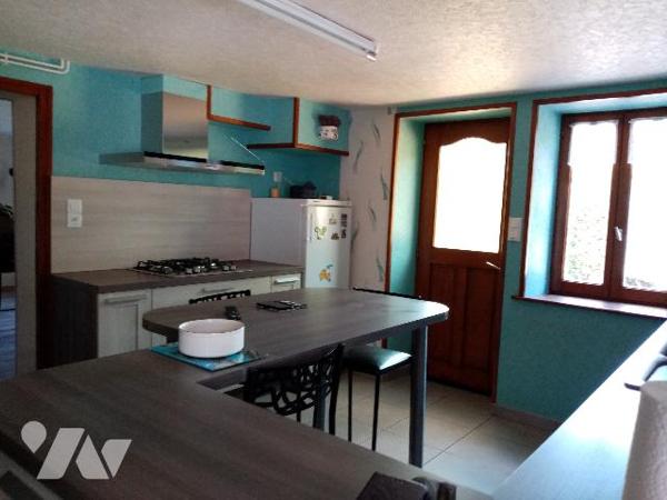 sur les hauteurs, ferme avec aisances, dépendances et terrain attenant et non attenant  de 13818 m²