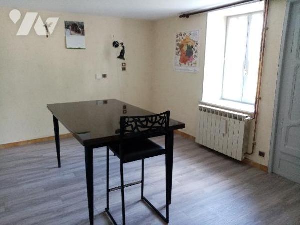 sur les hauteurs, ferme avec aisances, dépendances et terrain attenant et non attenant  de 13818 m²