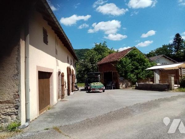sur les hauteurs, ferme avec aisances, dépendances et terrain attenant et non attenant  de 13818 m²