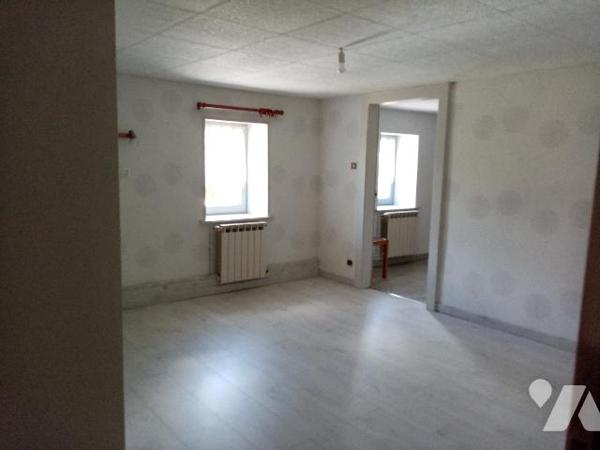 sur les hauteurs, ferme avec aisances, dépendances et terrain attenant et non attenant  de 13818 m²