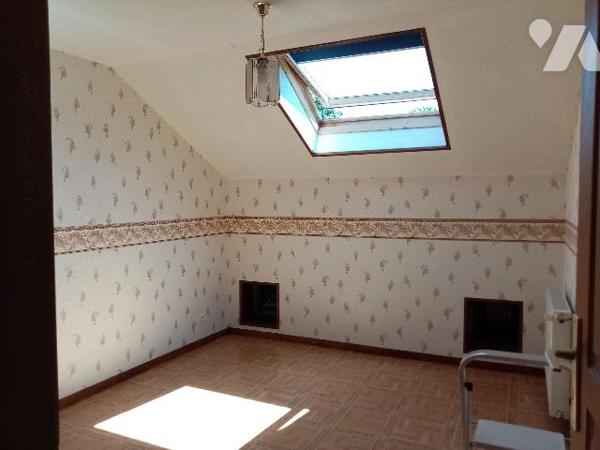 sur les hauteurs, ferme avec aisances, dépendances et terrain attenant et non attenant  de 13818 m²