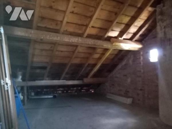 sur les hauteurs, ferme avec aisances, dépendances et terrain attenant et non attenant  de 13818 m²