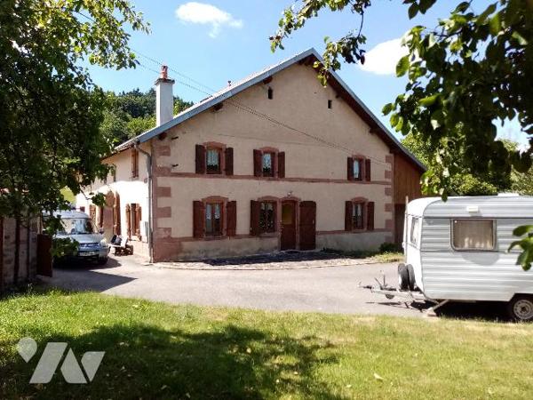 sur les hauteurs, ferme avec aisances, dépendances et terrain attenant et non attenant  de 13818 m²