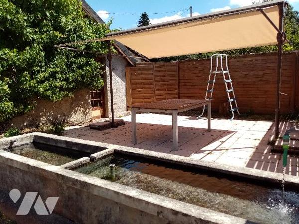 sur les hauteurs, ferme avec aisances, dépendances et terrain attenant et non attenant  de 13818 m²
