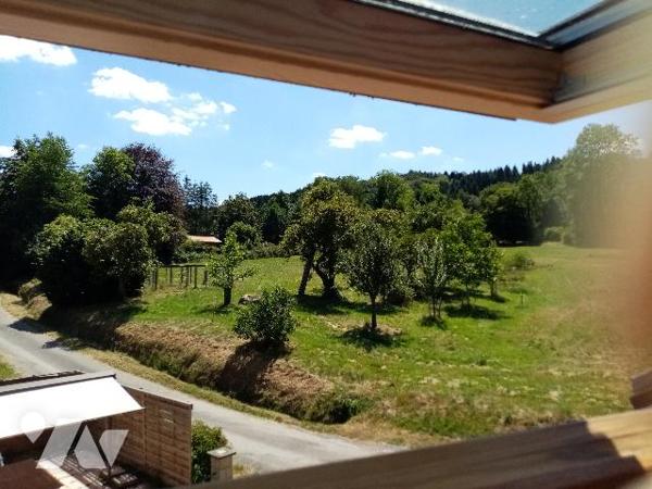 sur les hauteurs, ferme avec aisances, dépendances et terrain attenant et non attenant  de 13818 m²