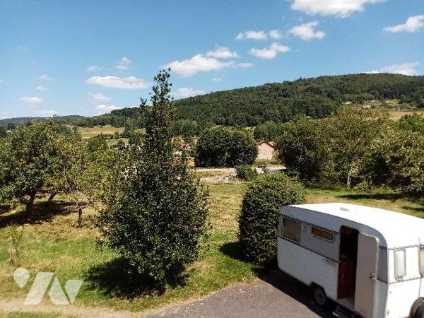 sur les hauteurs, ferme avec aisances, dépendances et terrain attenant et non attenant  de 13818 m²