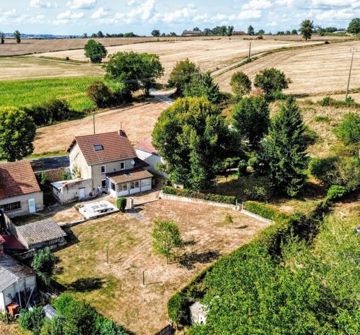 Découvrez cette charmante maison de 6 pièces à Servant (habitable de suite), offrant une surface habitable de 132 m² sur un vaste terrain de 2930m²