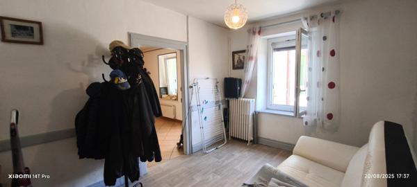 Découvrez cette charmante maison de 6 pièces à Servant (habitable de suite), offrant une surface habitable de 132 m² sur un vaste terrain de 2930m²