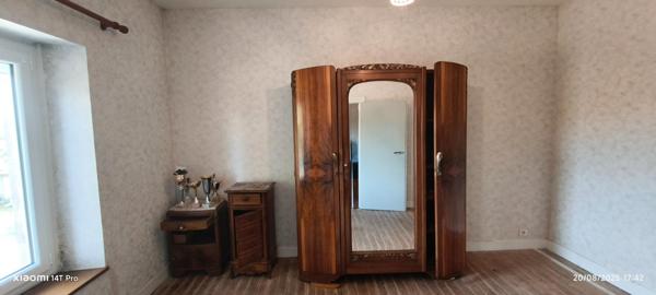 Découvrez cette charmante maison de 6 pièces à Servant (habitable de suite), offrant une surface habitable de 132 m² sur un vaste terrain de 2930m²