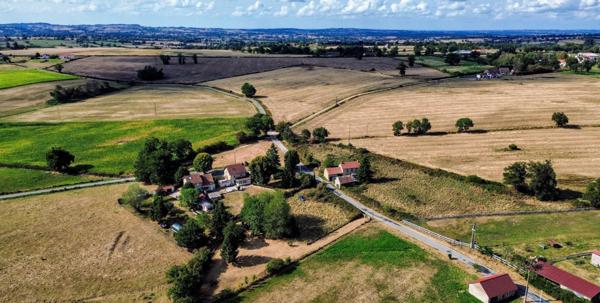 Découvrez cette charmante maison de 6 pièces à Servant (habitable de suite), offrant une surface habitable de 132 m² sur un vaste terrain de 2930m²