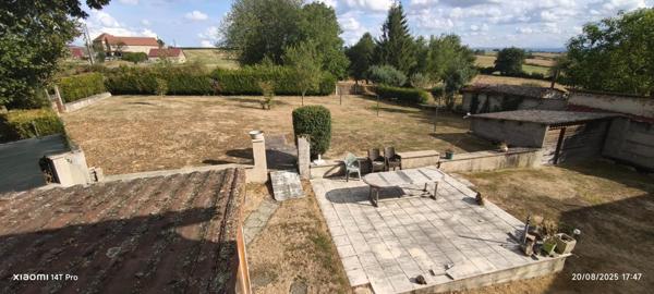 Découvrez cette charmante maison de 6 pièces à Servant (habitable de suite), offrant une surface habitable de 132 m² sur un vaste terrain de 2930m²