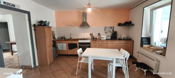 Découvrez cette charmante maison de 6 pièces à Servant (habitable de suite), offrant une surface habitable de 132 m² sur un vaste terrain de 2930m²