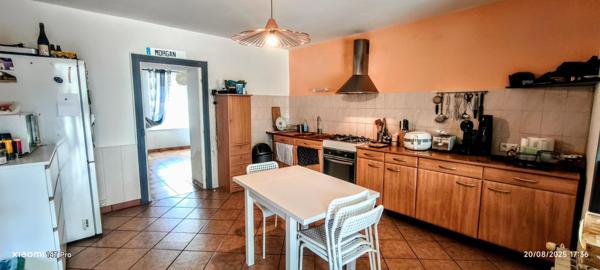 Découvrez cette charmante maison de 6 pièces à Servant (habitable de suite), offrant une surface habitable de 132 m² sur un vaste terrain de 2930m²