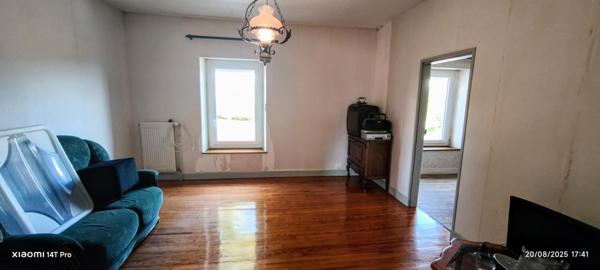 Découvrez cette charmante maison de 6 pièces à Servant (habitable de suite), offrant une surface habitable de 132 m² sur un vaste terrain de 2930m²