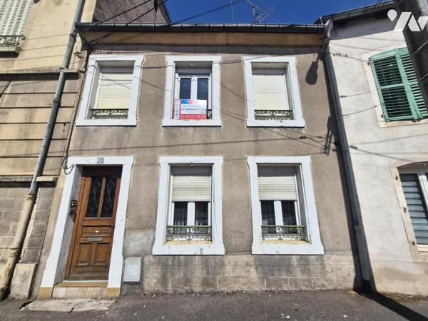 MAISON DE VILLE , 5 CHAMBRES AVEC JARDIN ET DEPENDANCES