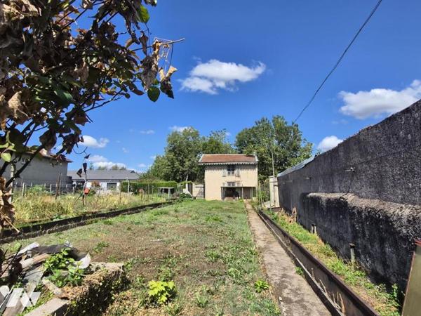 MAISON DE VILLE , 5 CHAMBRES AVEC JARDIN ET DEPENDANCES