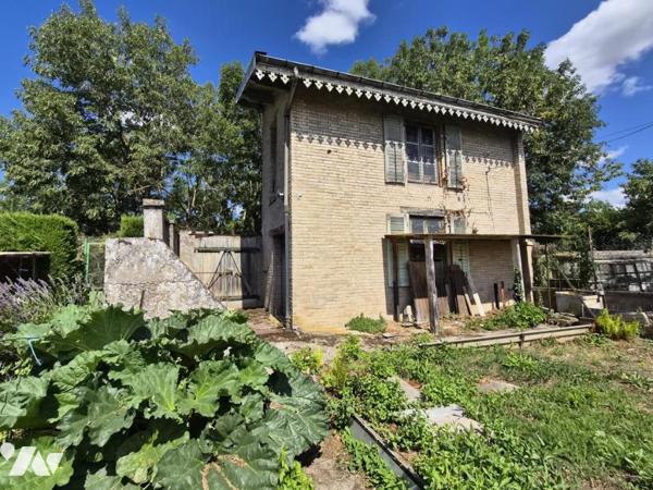 MAISON DE VILLE , 5 CHAMBRES AVEC JARDIN ET DEPENDANCES
