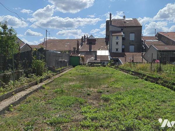 MAISON DE VILLE , 5 CHAMBRES AVEC JARDIN ET DEPENDANCES