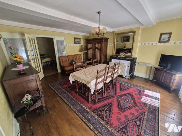 MAISON DE VILLE , 5 CHAMBRES AVEC JARDIN ET DEPENDANCES
