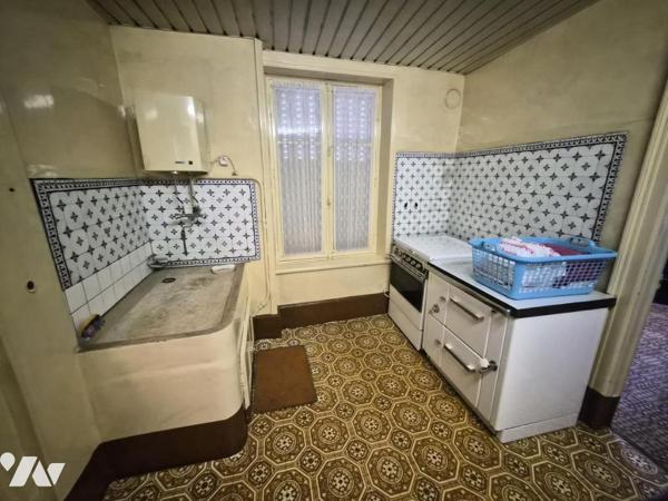 MAISON DE VILLE , 5 CHAMBRES AVEC JARDIN ET DEPENDANCES