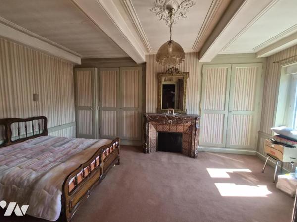 MAISON DE VILLE , 5 CHAMBRES AVEC JARDIN ET DEPENDANCES